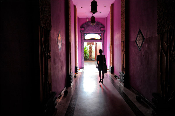 A colorfull and organic entrance interior in a Malang hotel.
