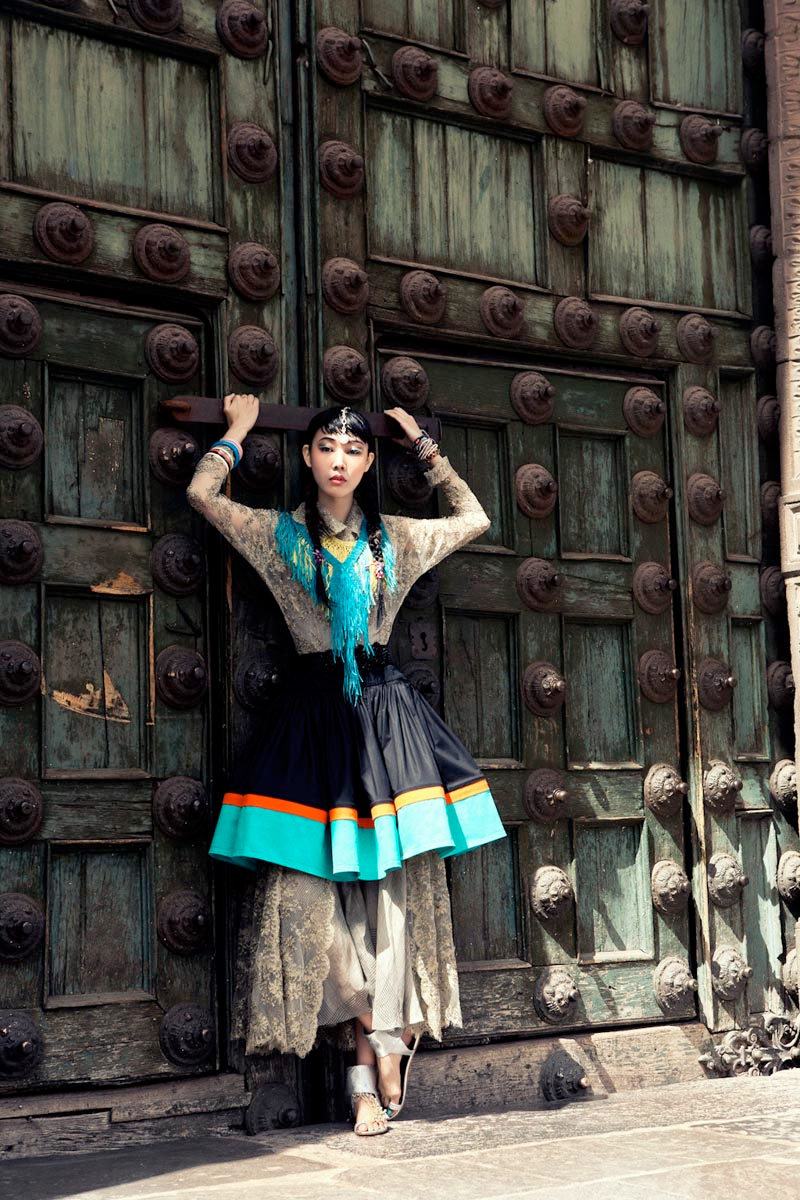 "Colors of Peru" fashion photography featuring Han Hye Jin in the July 2012 summer issue of Vogue Korea